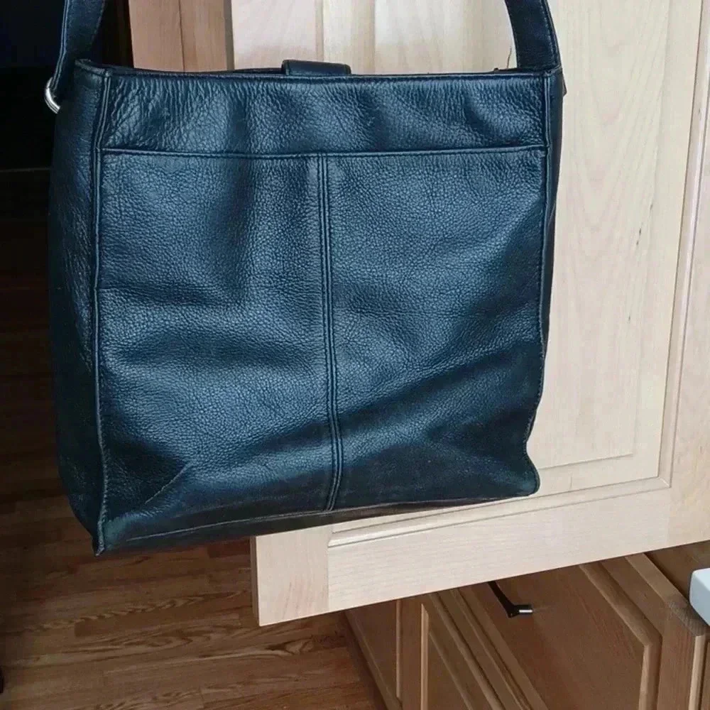 Rolf's Black leather shoulder bag with pockets